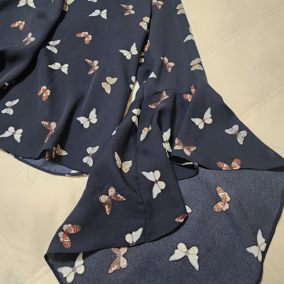 Elegant Navy Butterfly Print Blouse - Picture 5 of 6